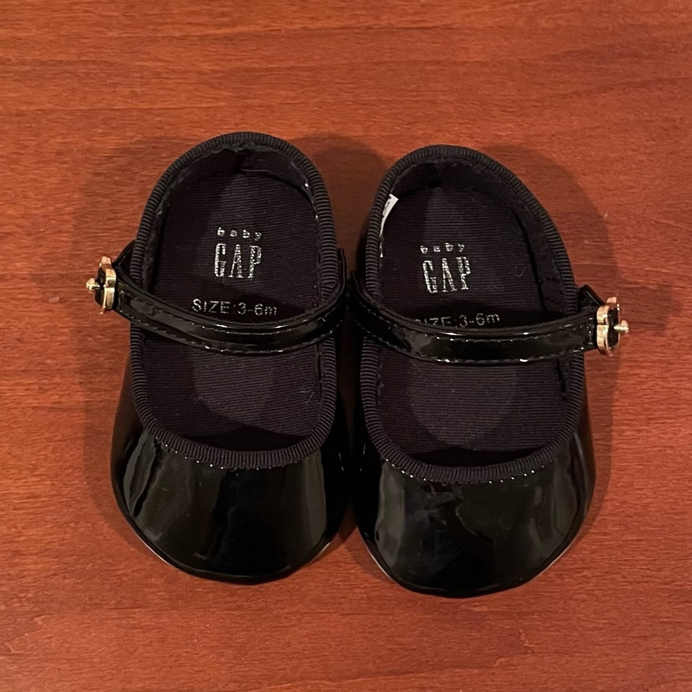 3-6 months EUC black patent ballet flats / Mary janes gold buckle (Velcro).